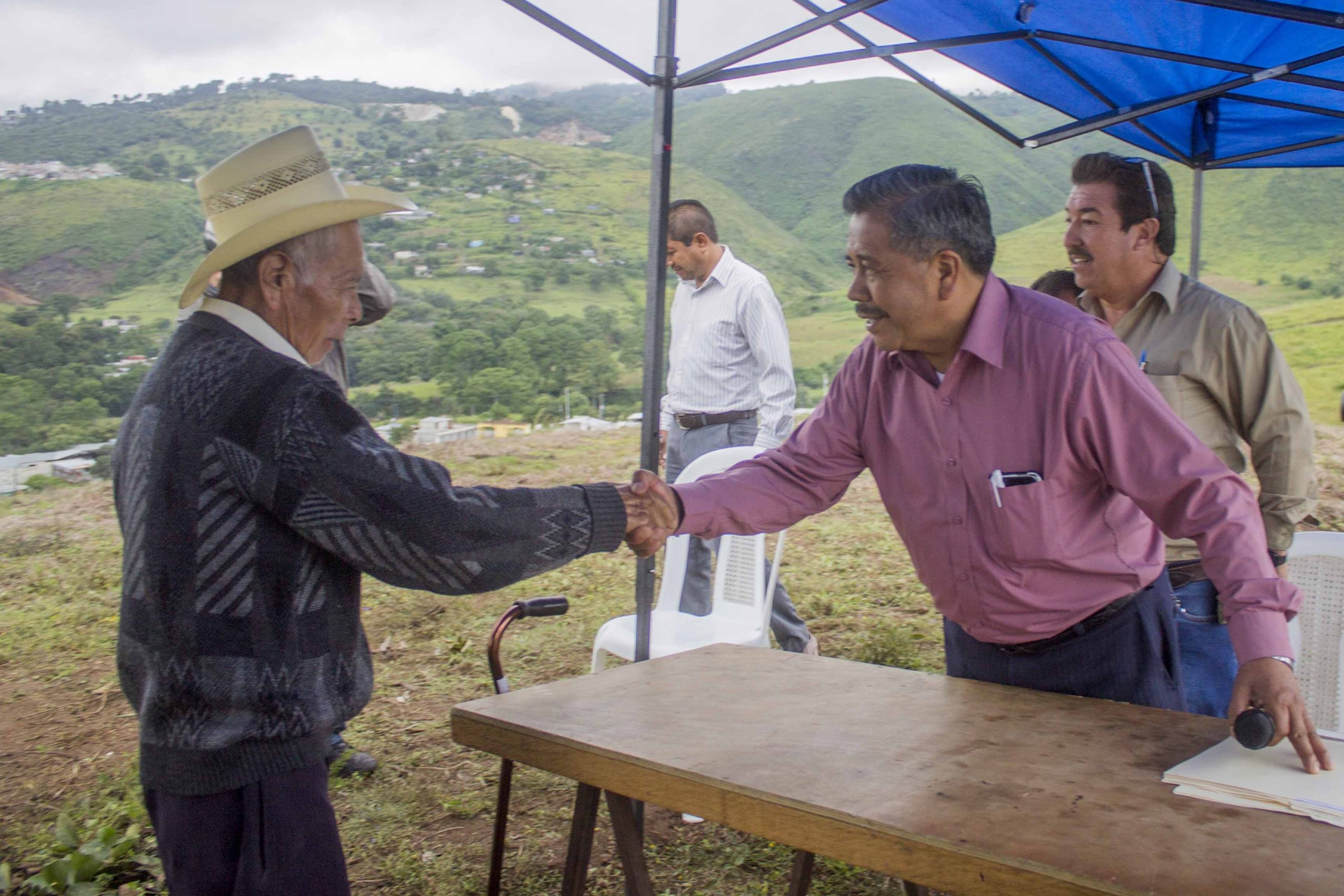 Entrega de terrenos a familias damnificadas por deslizamiento en Arcadias II