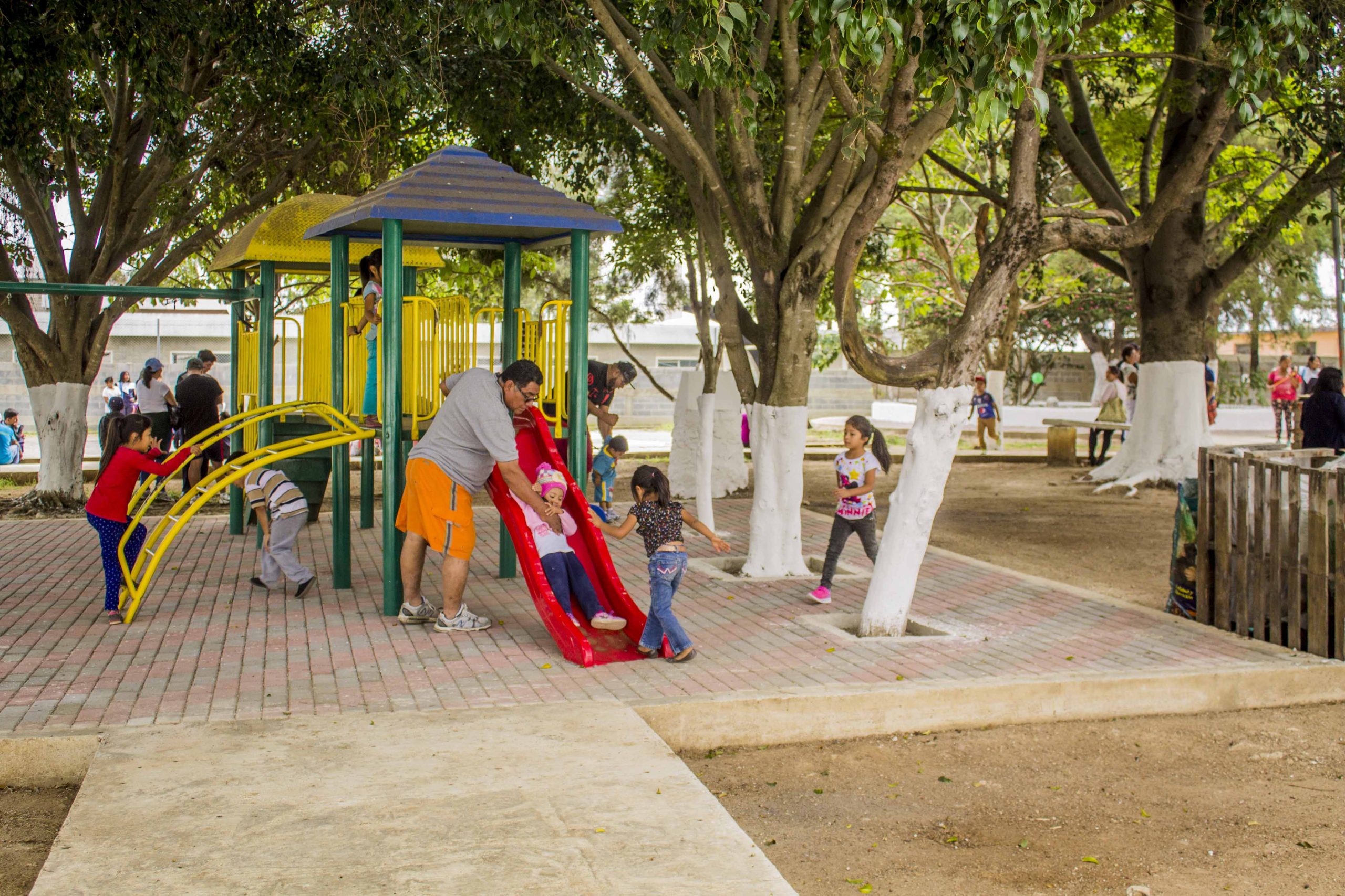 Inauguran primera fase de remozamiento del parque de la colonia Trinidad