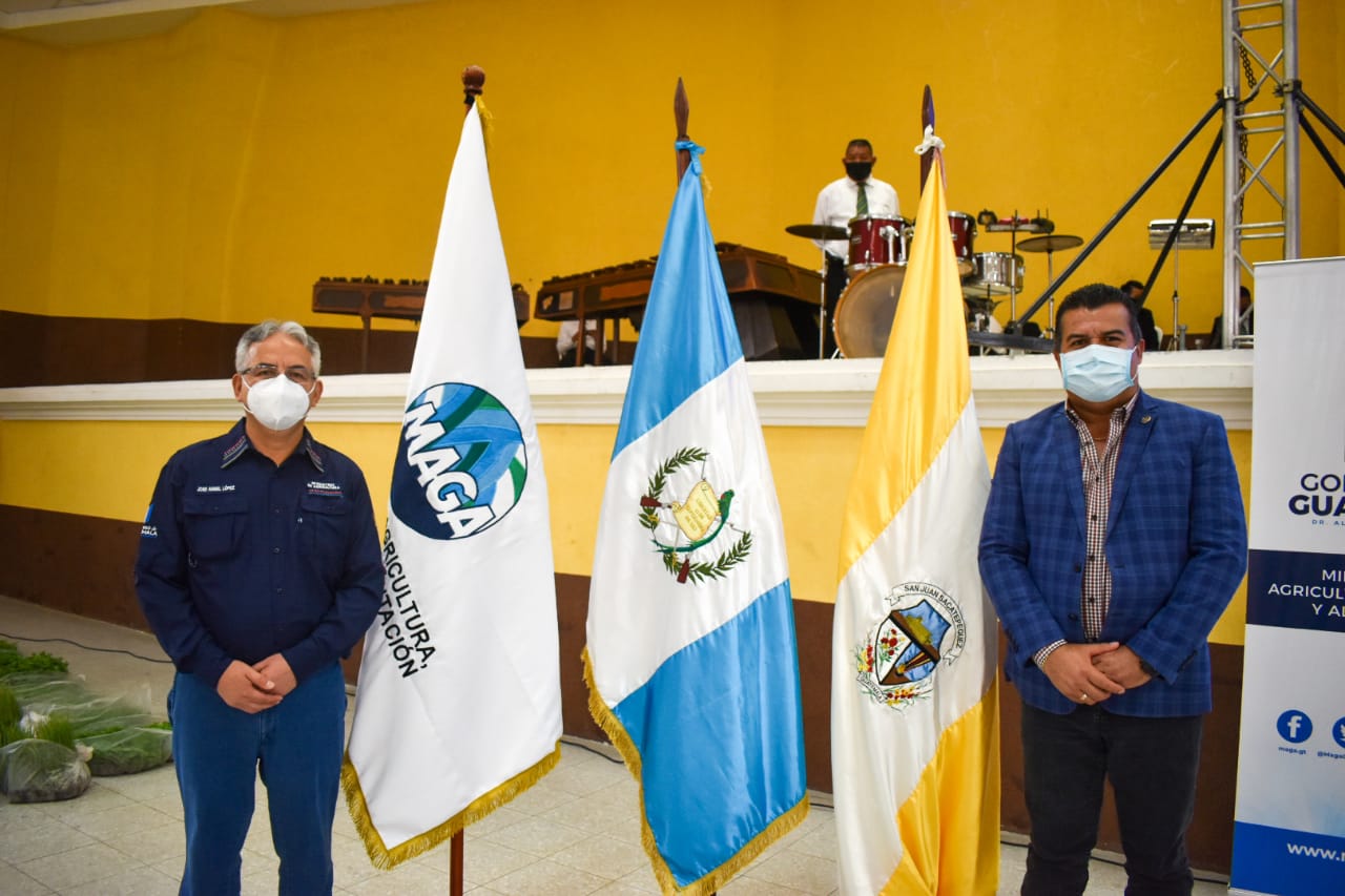 Entrega de pilones para producción comunitaria de alimentos