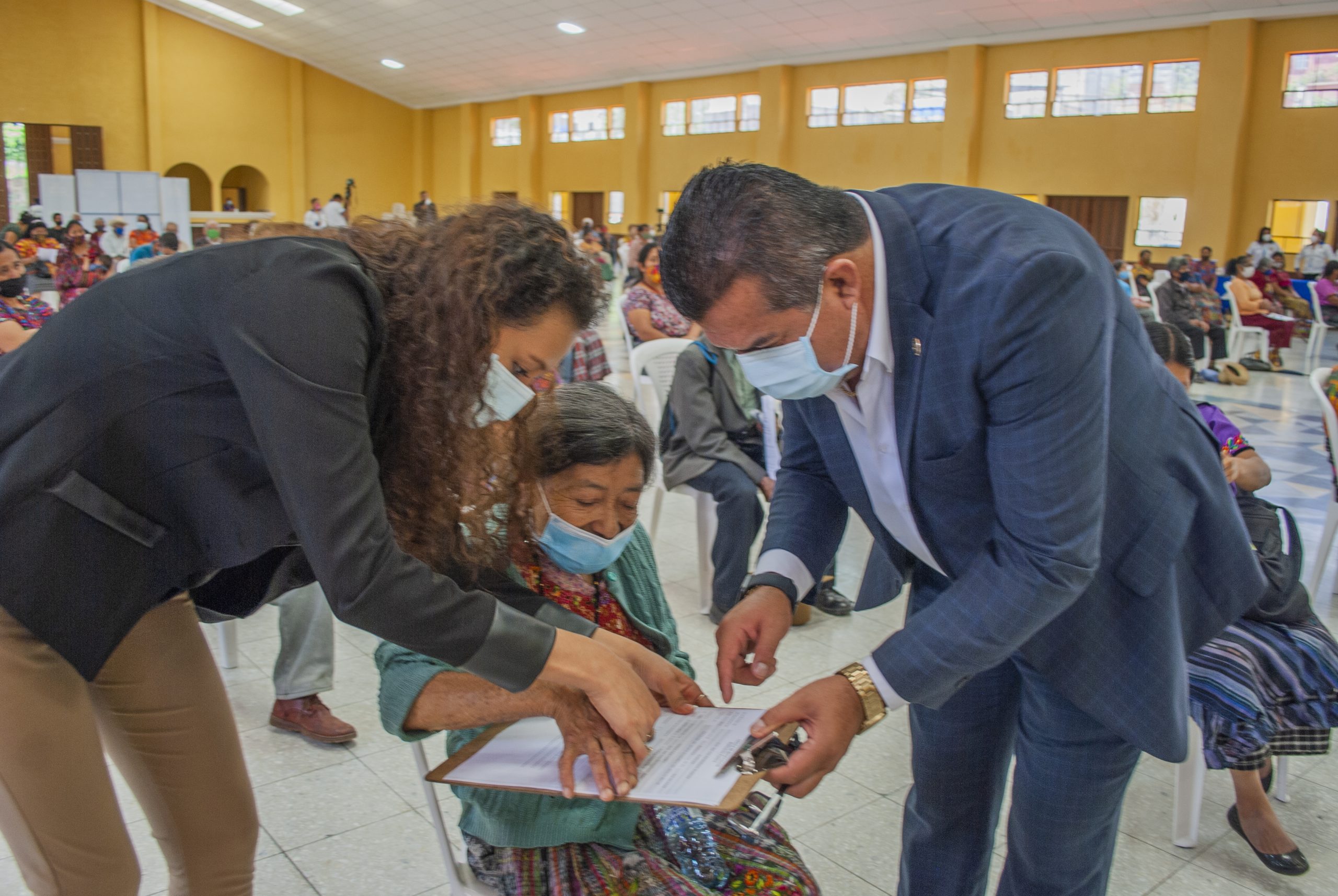 Entrega de cédulas al Adulto Mayor