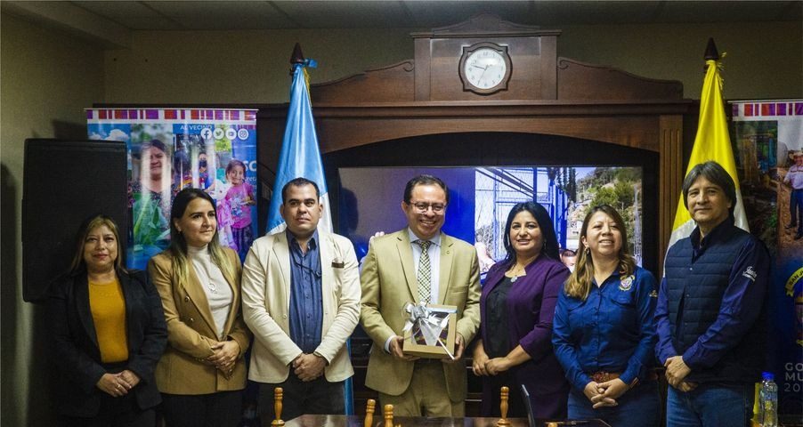 Visita del Lic. Henry Arteaga, Decano de la Facultad de Derecho de la USAC