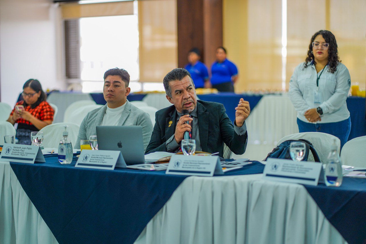 El alcalde municipal, Juan Carlos Pellecer: Comparte el beneficio de la inversion en obras públicas