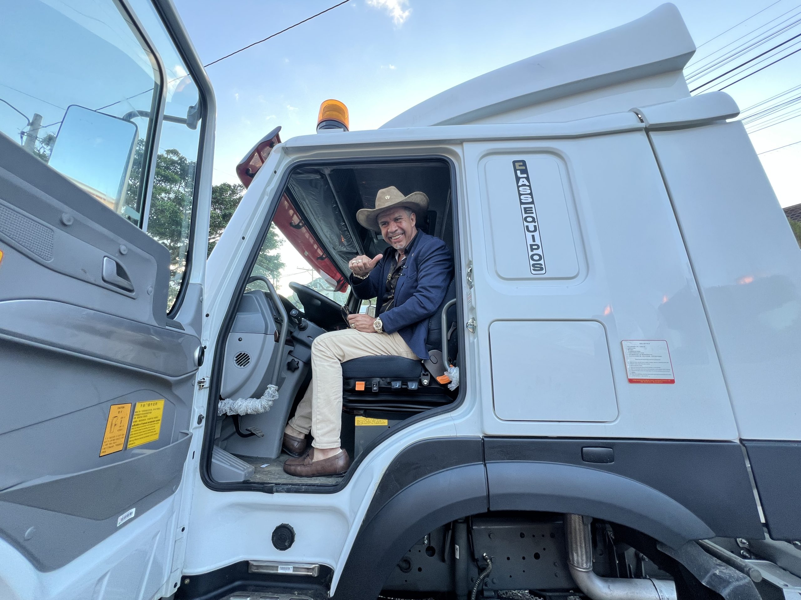 El alcalde Juan Carlos Pellecer fortalece la capacidad operativa de San Juan Sacatepéquez con nueva maquinaria municipal